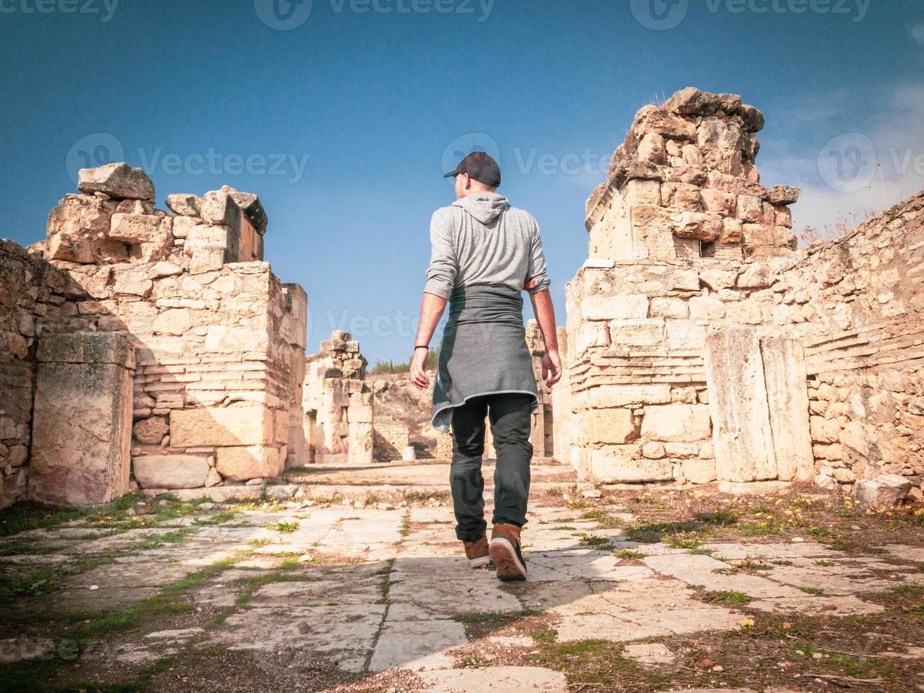 turista explorar marco histórico foto