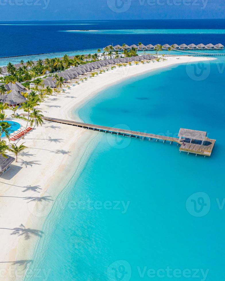 paisagem aérea perfeita, resort tropical de luxo ou hotel com vilas aquáticas e belas paisagens de praia. incrível vista aérea das maldivas, vista aérea da paisagem marítima sobre as maldivas foto