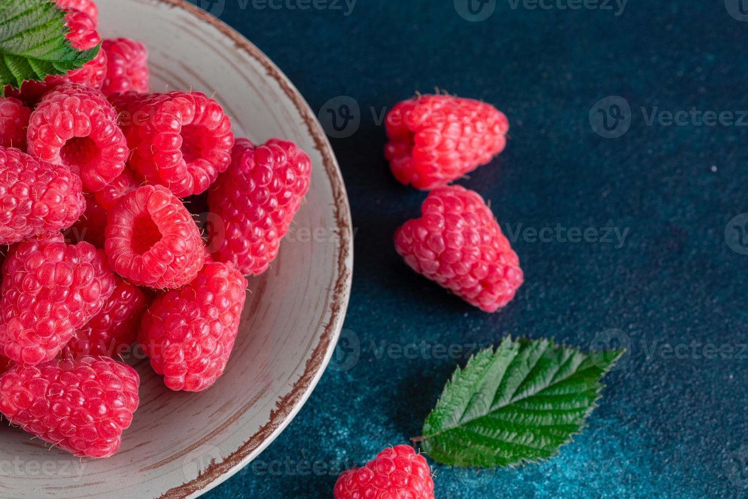 Framboesas deliciosas frescas de colheita fresca foto