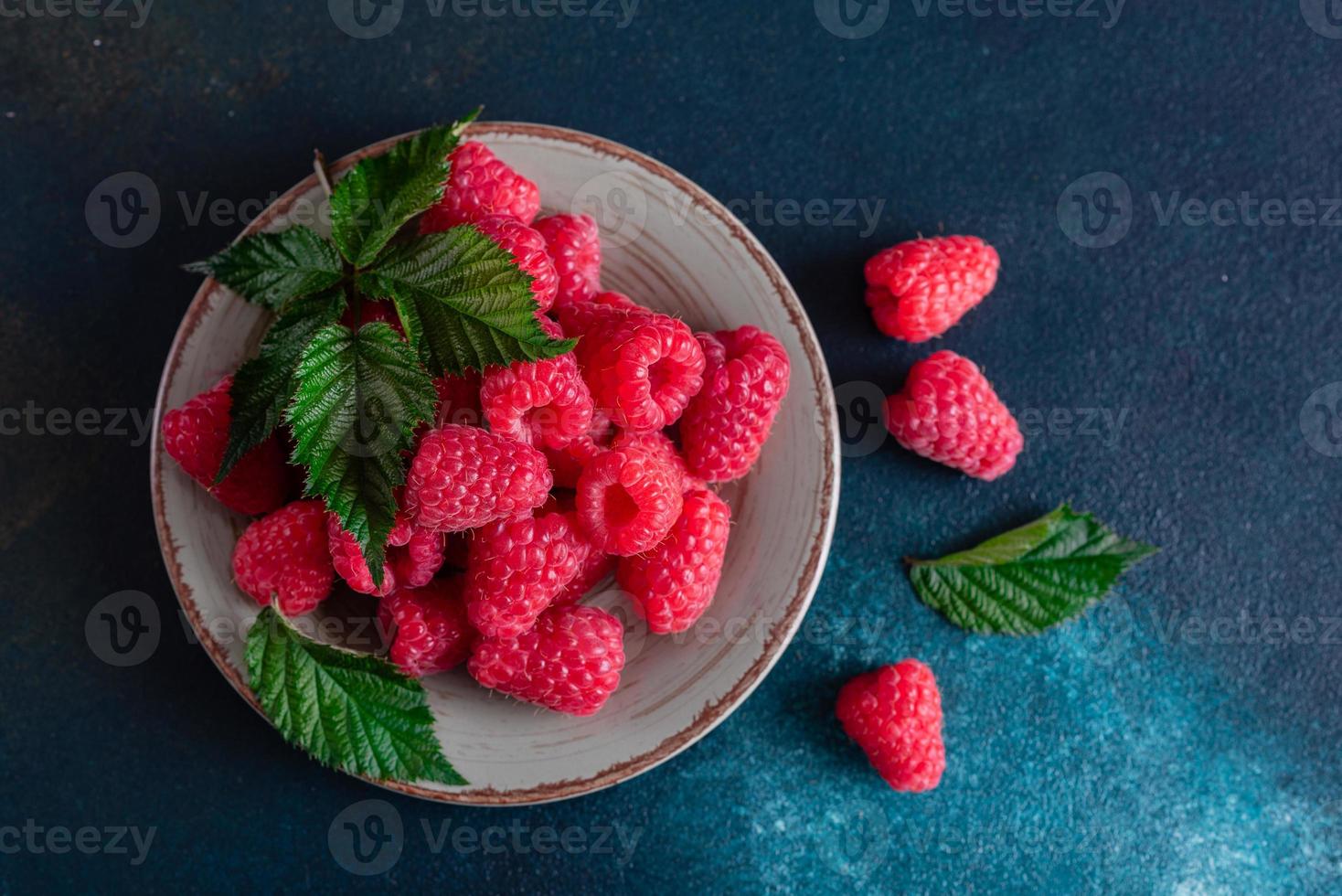 Framboesas deliciosas frescas de colheita fresca foto