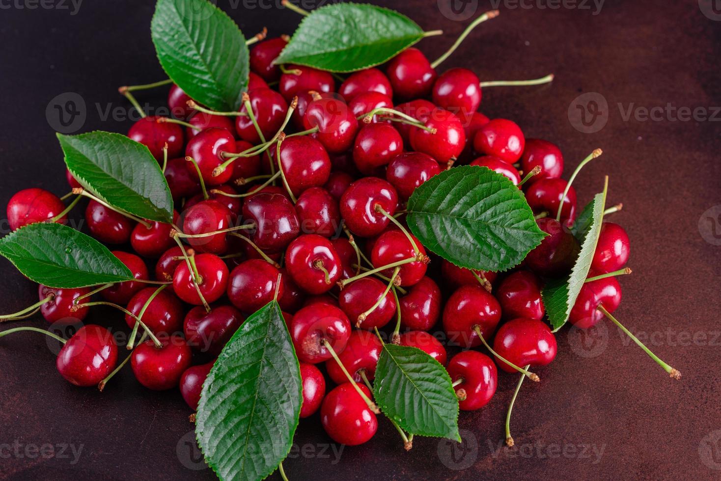 deliciosas cerejas frescas de colheita fresca foto