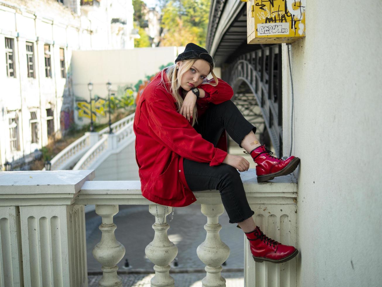 menina sentada debaixo de uma ponte foto