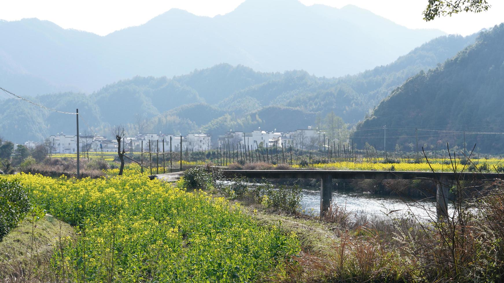 a vista da bela e antiga vila tradicional chinesa com as montanhas ao redor localizada na zona rural do sul da China foto