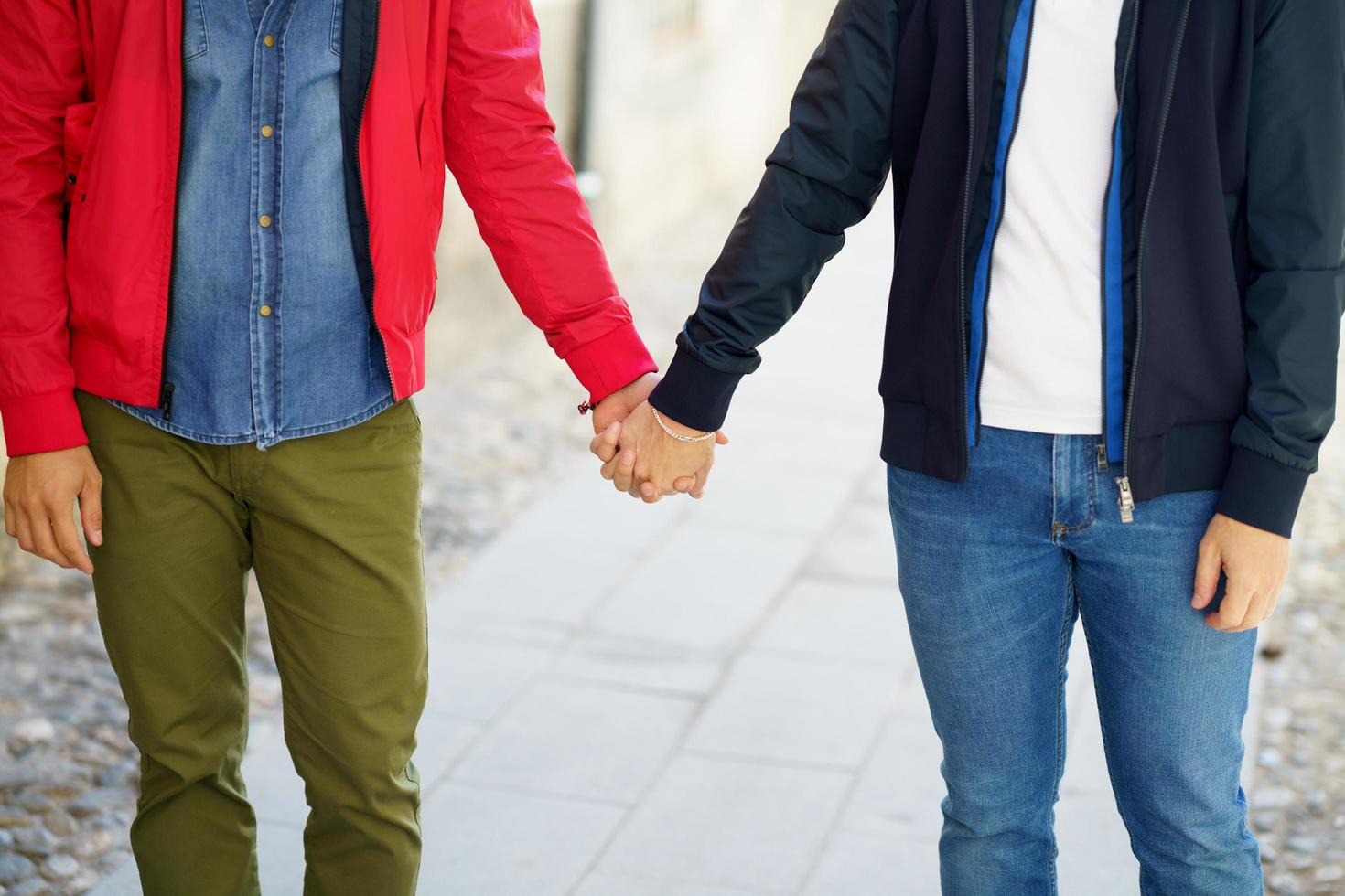 casal gay na rua de mãos dadas. foto