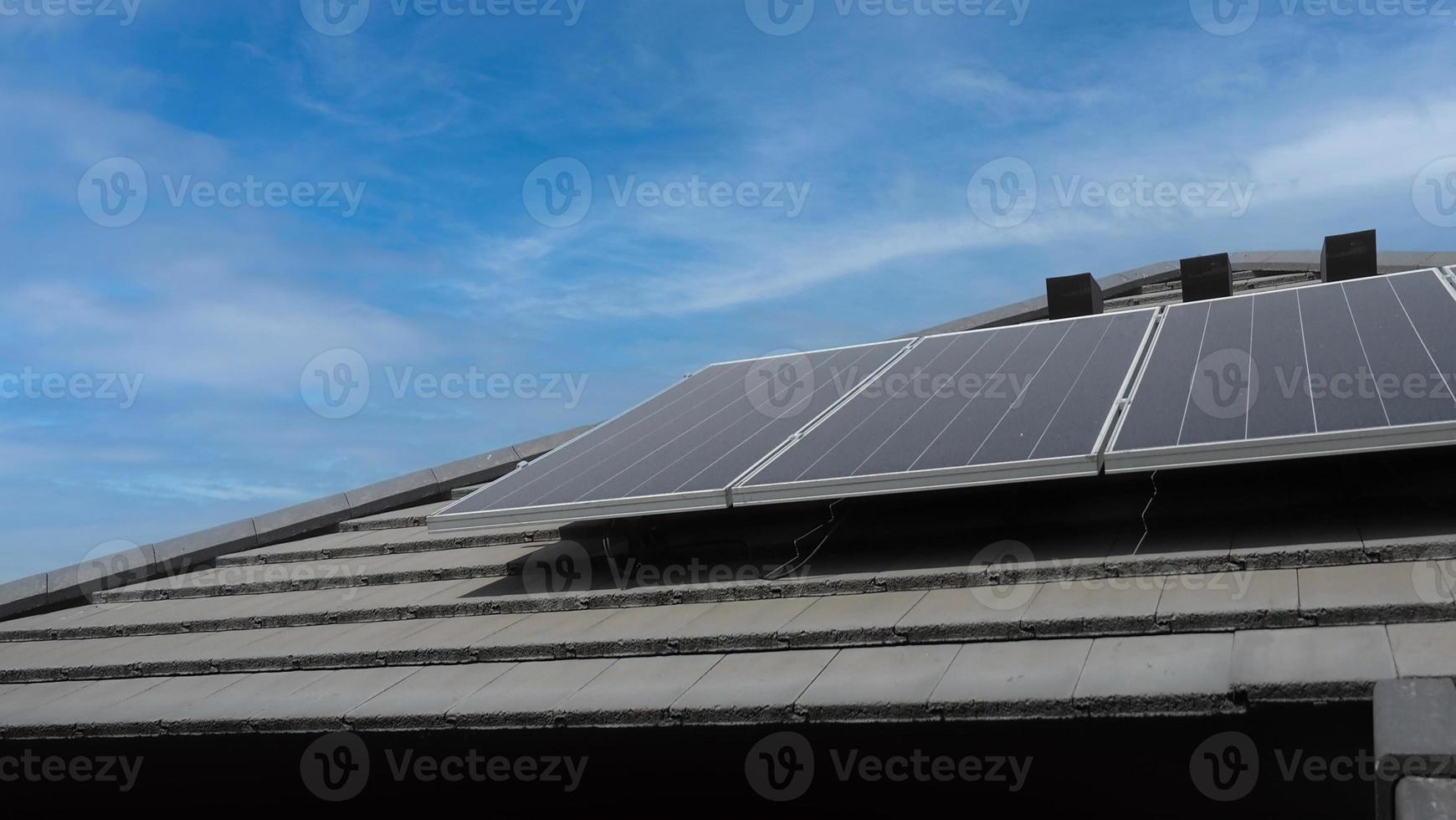 fotovoltaico. painel de célula solar. usina de energia solar no telhado foto