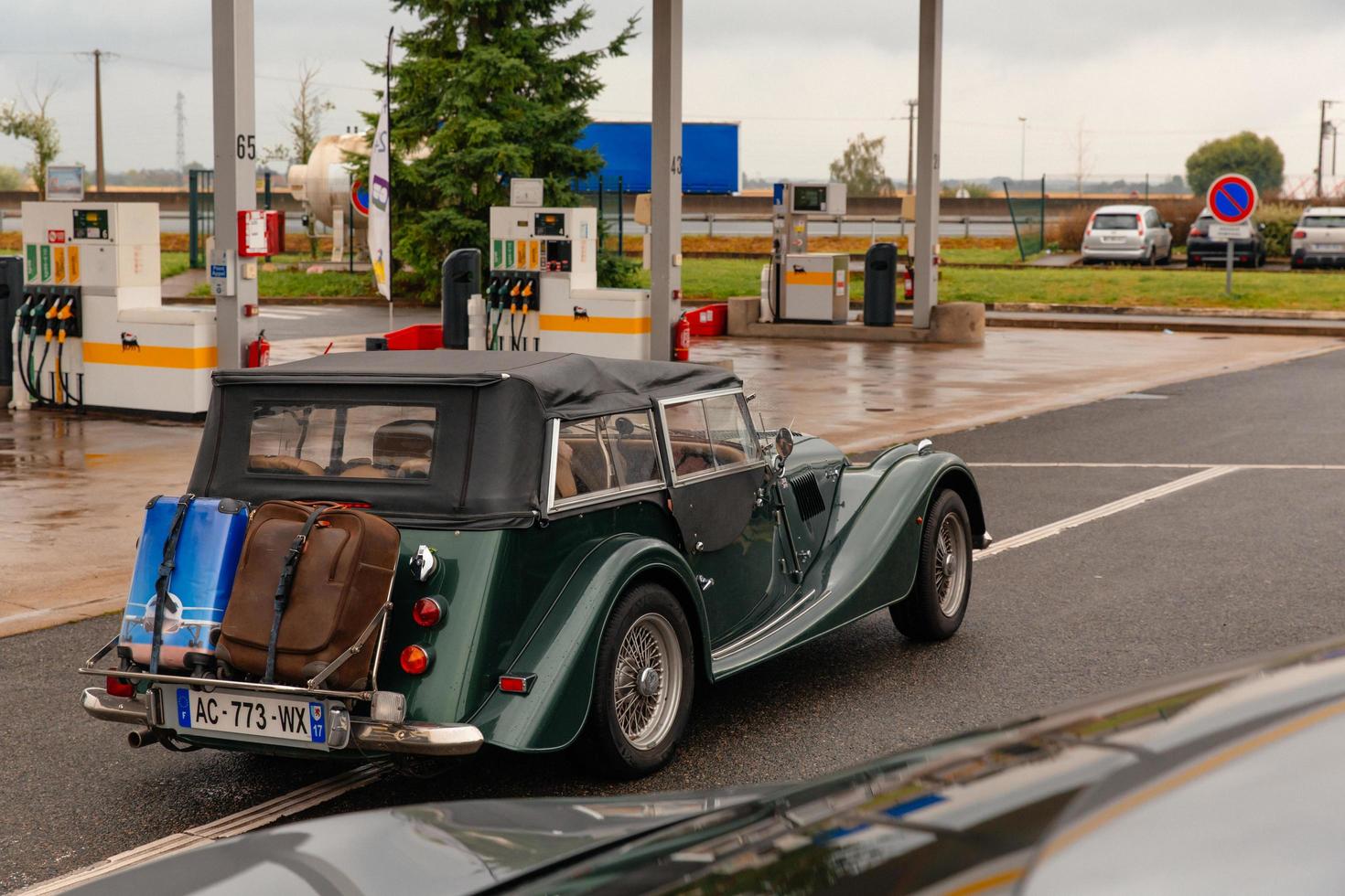 cidade de paris, frança, 2021 - carro retro em posto de gasolina foto