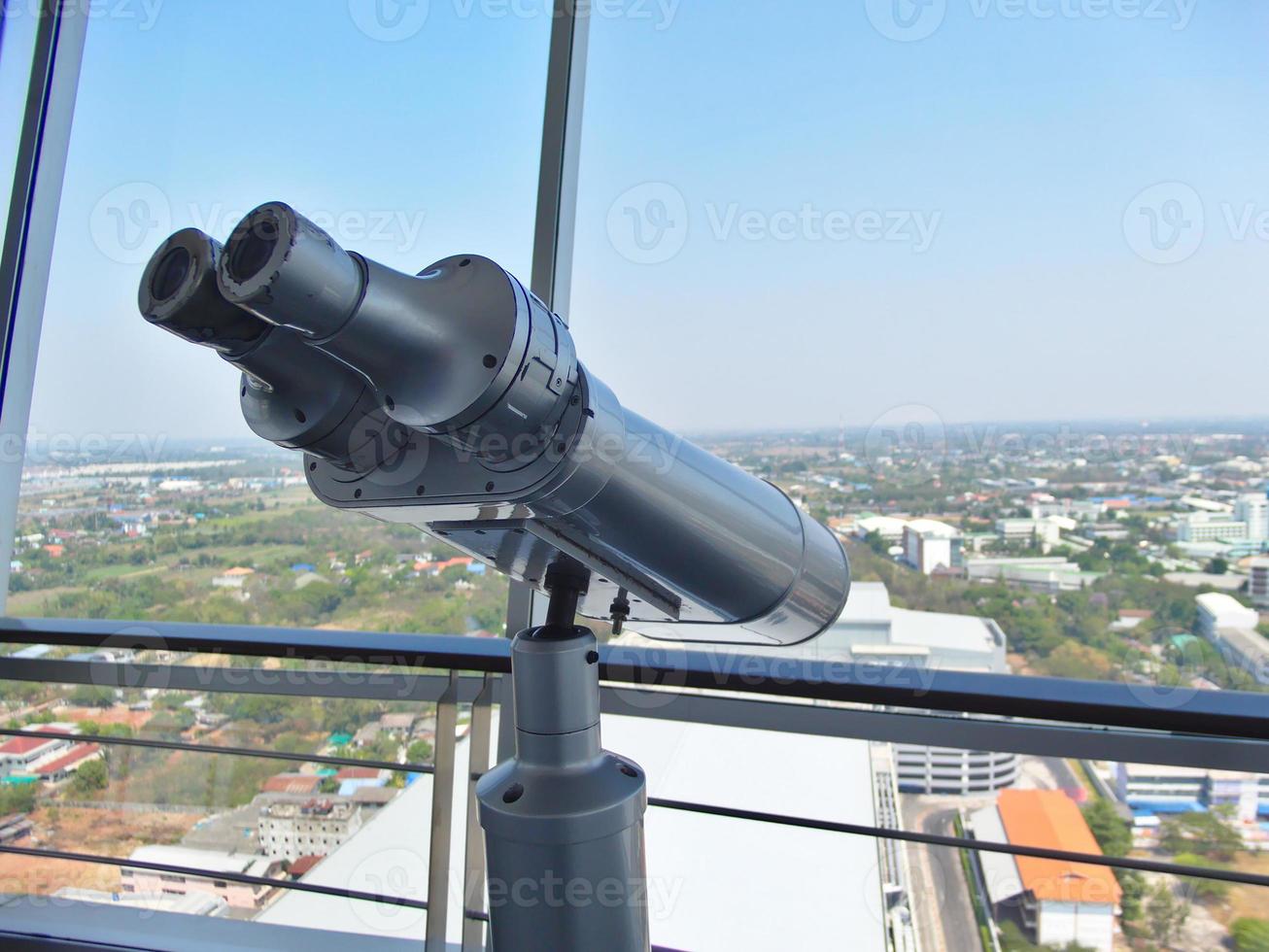 binóculos grandes podem ser usados para visualizar as vistas em edifícios altos. foto
