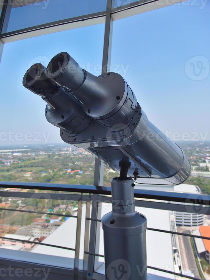 binóculos grandes podem ser usados para visualizar as vistas em edifícios altos. foto