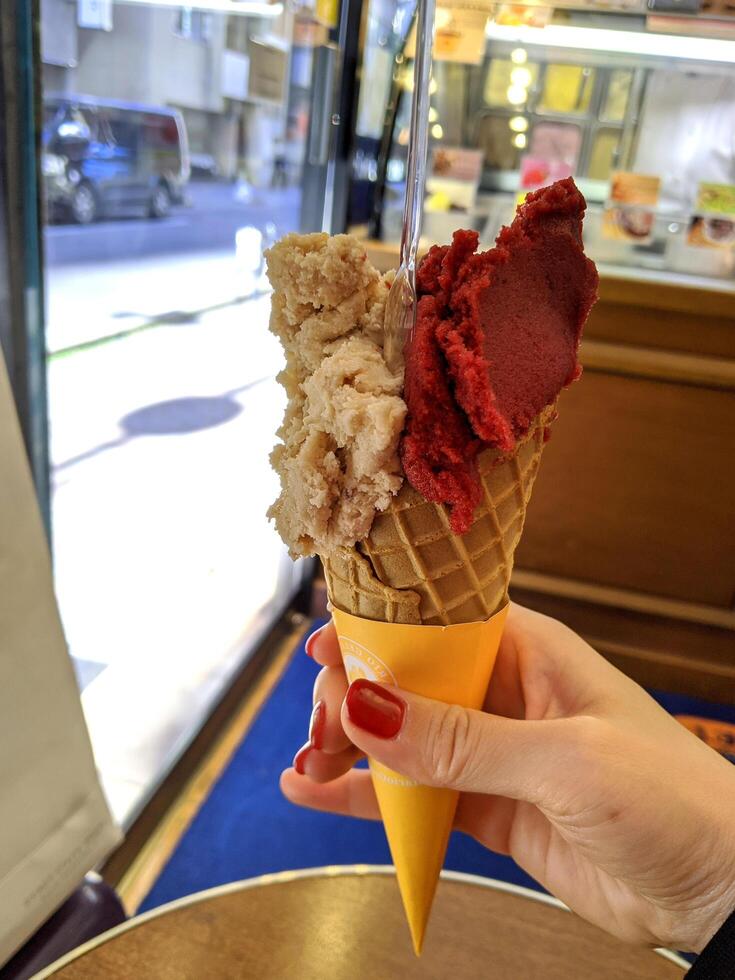 sorvete de baunilha e padrão de sobremesa congelada de sabor chocolate em xícara de waffle na madeira. foto