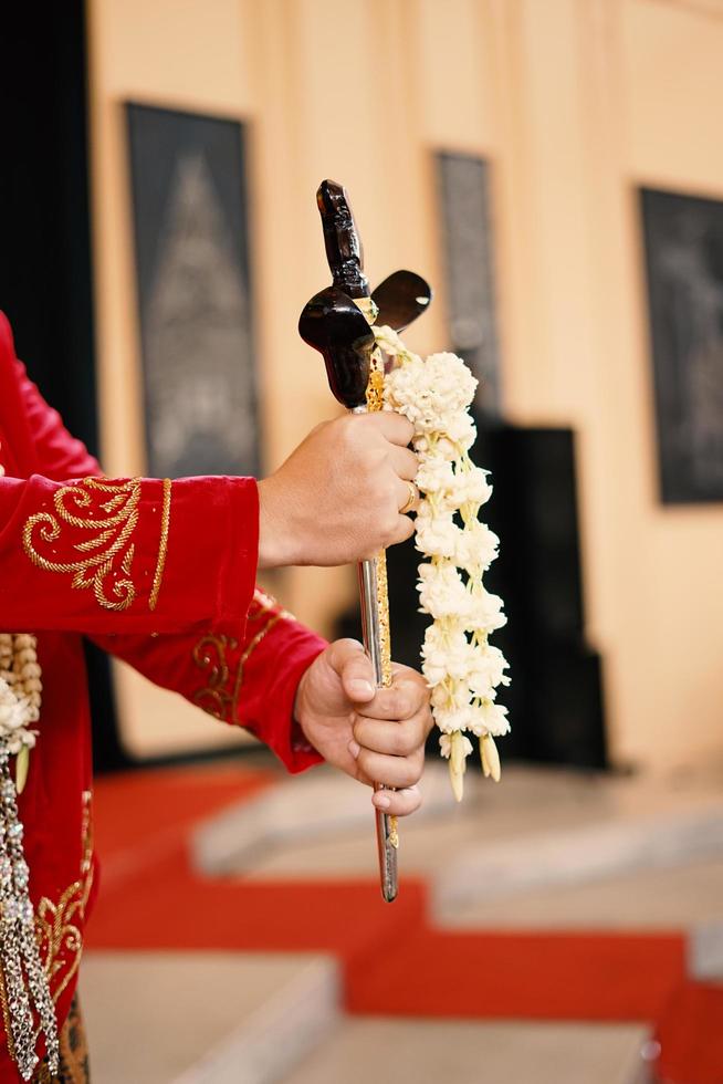 vestido de noiva javanês, cerimônia de casamento foto