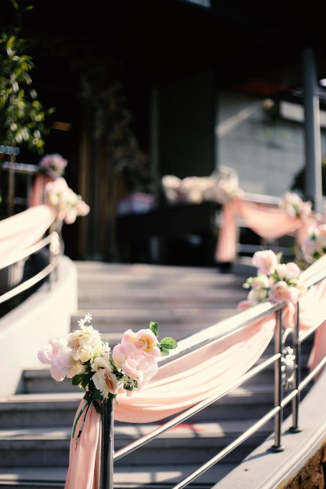 cerimônia, arco, arco de casamento, casamento, momento do casamento, decorações, decoração, decorações de casamento, flores, cadeiras, cerimônia ao ar livre ao ar livre, buquês de flores foto