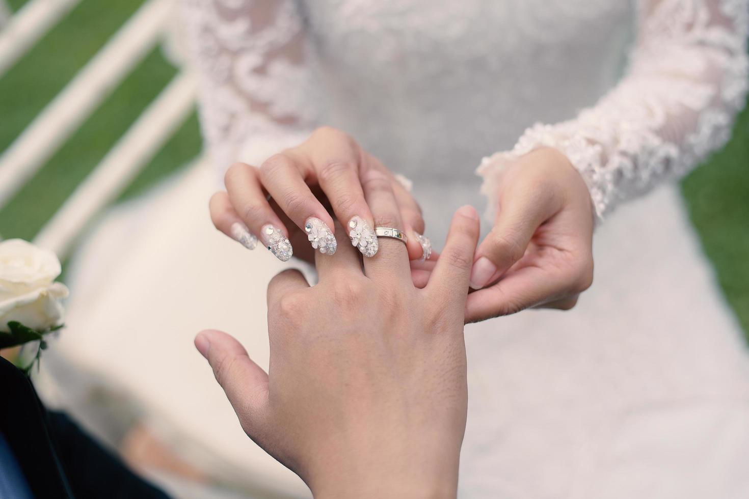 anéis de casamento símbolo amor família. um par de anéis de casamento simples foto