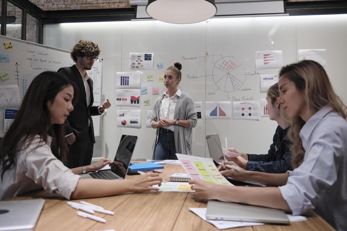 equipe de colegas de trabalho e colegas fizeram um brainstorm, discutindo estratégia de marketing, colaboração de ideias e projeto de negócios foto