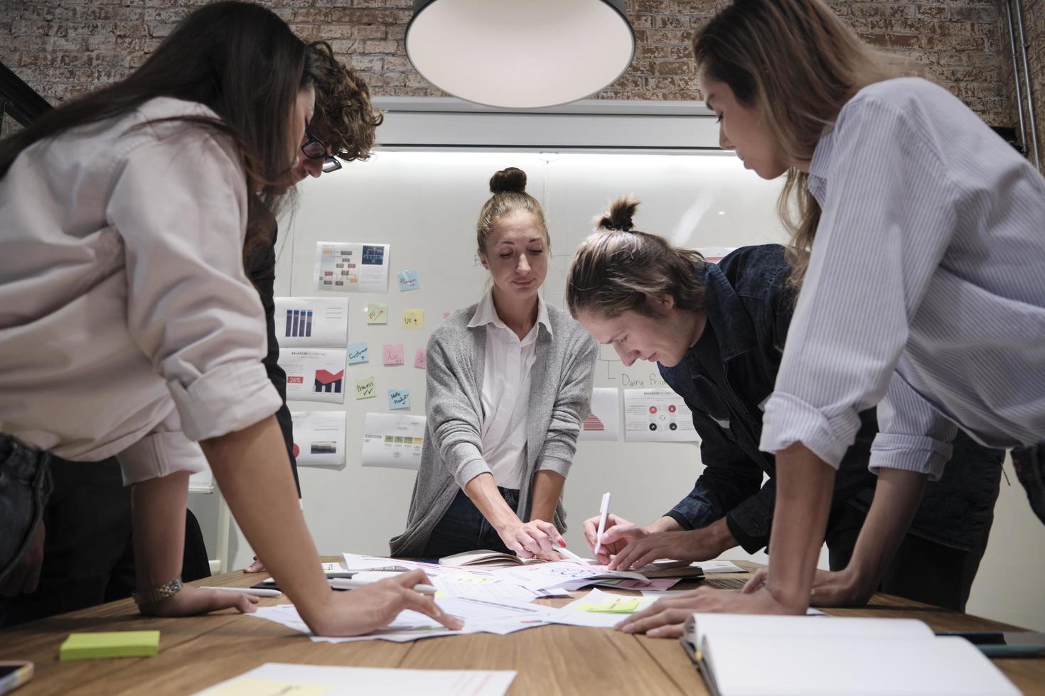 a equipe de colegas de trabalho e o colega fizeram um brainstorm, discutindo uma estratégia de marketing, colaboração de ideias e planejamento de projeto de negócios em uma mesa de conferência de escritório no local de trabalho de reunião de equipe. foto