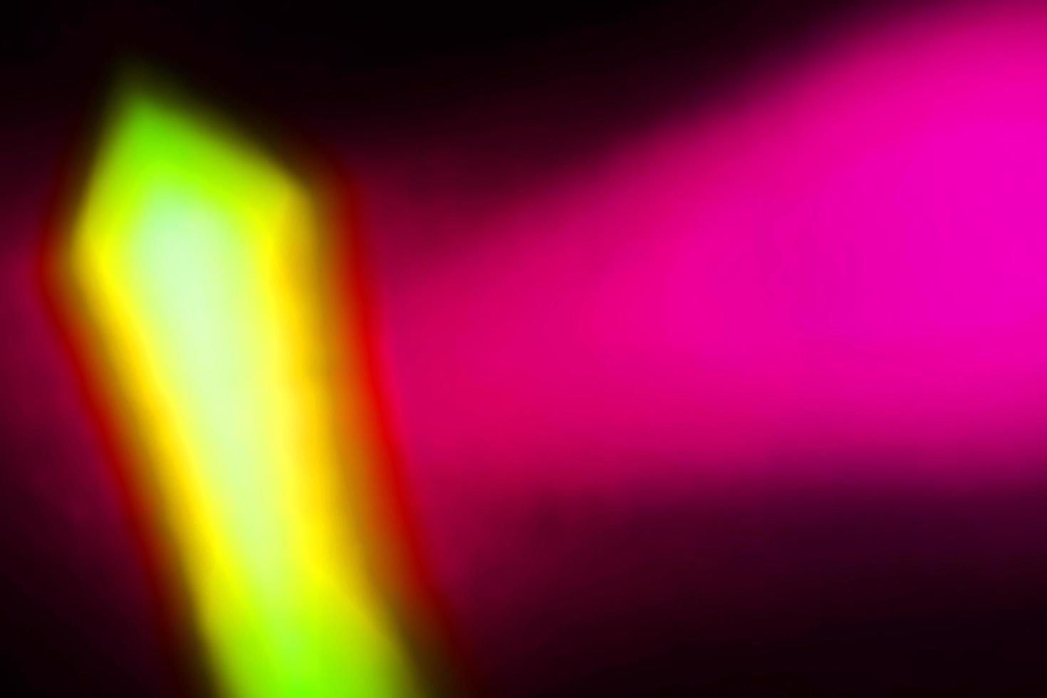 luz abstrata neon rosa e verde brilhante luz futurista com brilho no padrão escuro no escuro. foto