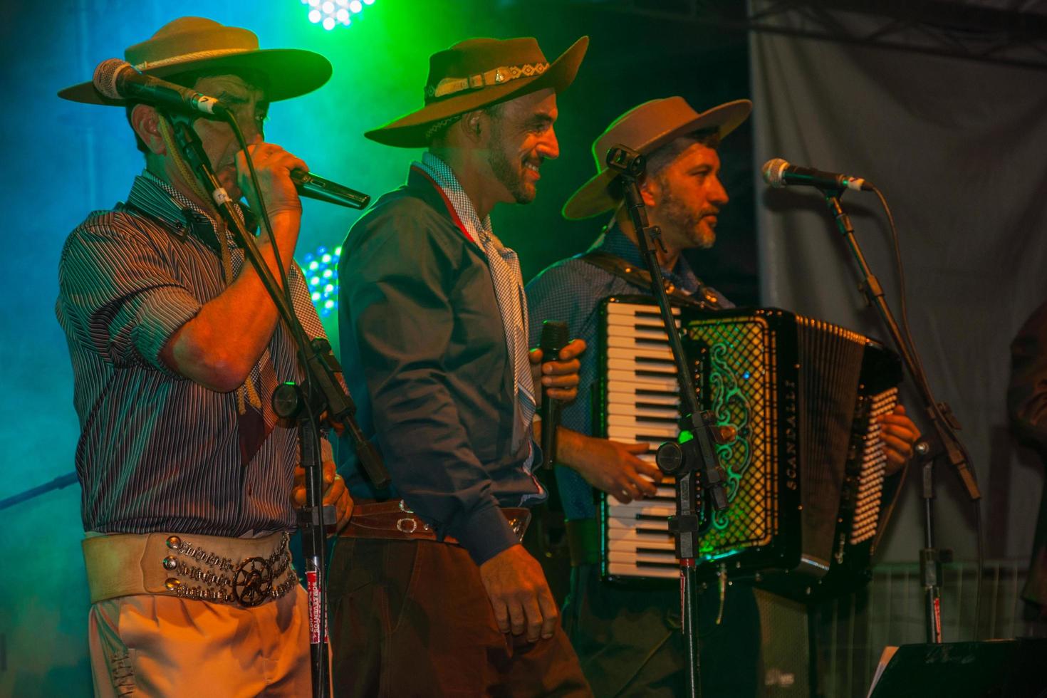 canela, brasil - 21 de julho de 2019. músicos com roupas típicas cantando canções tradicionais em palco de festival folclórico em canela. uma pequena cidade charmosa muito apreciada pelo seu ecoturismo. foto