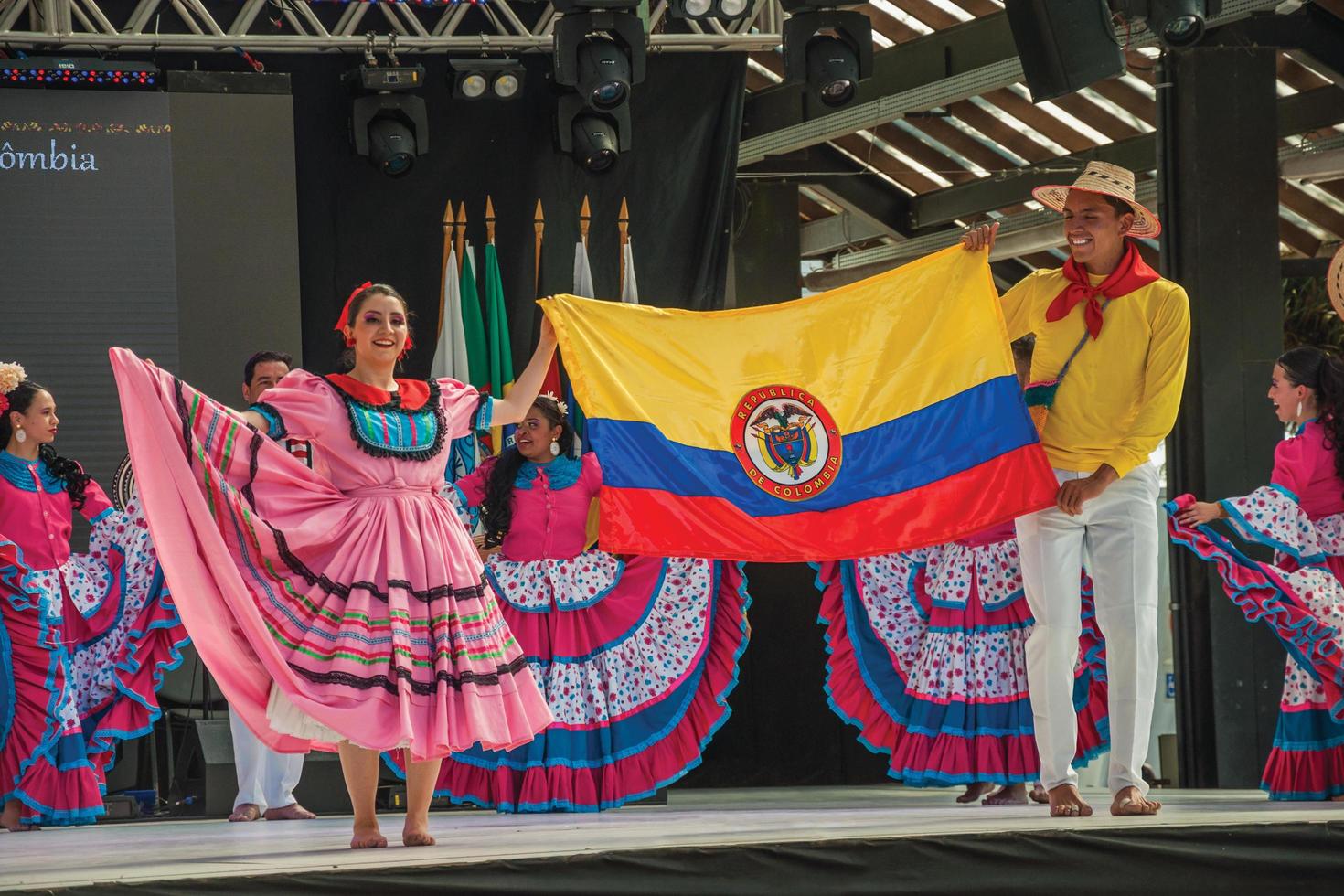 nova petropolis, brasil - 20 de julho de 2019. dançarinos folclóricos colombianos com sua bandeira nacional no palco do 47º festival internacional de folclore de nova petropolis. uma cidade rural fundada por imigrantes alemães. foto