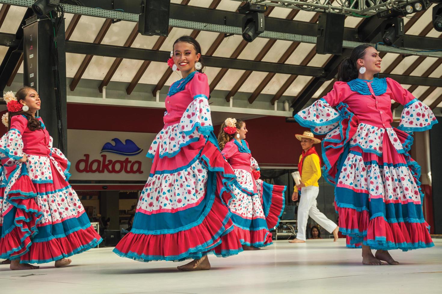 nova petropolis, brasil - 20 de julho de 2019. dançarinas folclóricas colombianas realizando uma dança típica no 47º festival internacional de folclore de nova petropolis. uma cidade rural fundada por imigrantes alemães. foto