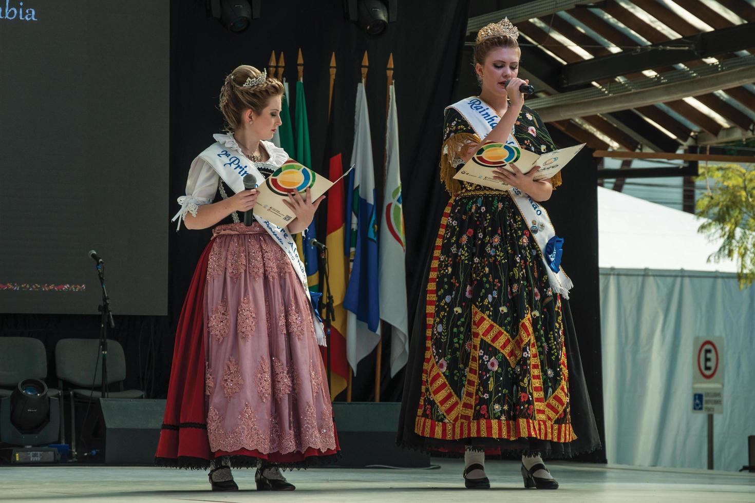 nova petropolis, brasil - 20 de julho de 2019. apresentadoras em trajes tradicionais no 47º festival internacional de folclore de nova petropolis. uma cidade rural fundada por imigrantes alemães no brasil. foto