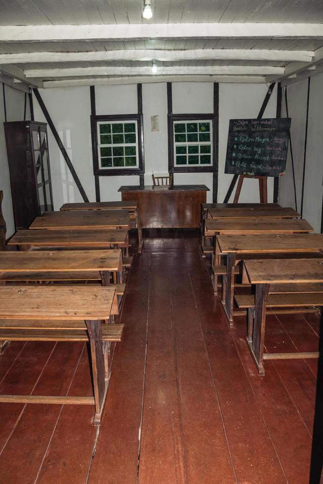 nova petropolis, brasil - 20 de julho de 2019. reprodução histórica de sala de aula de uma velha escola no parque da aldeia de imigrantes de nova petropolis. uma adorável cidade rural fundada por imigrantes alemães. foto