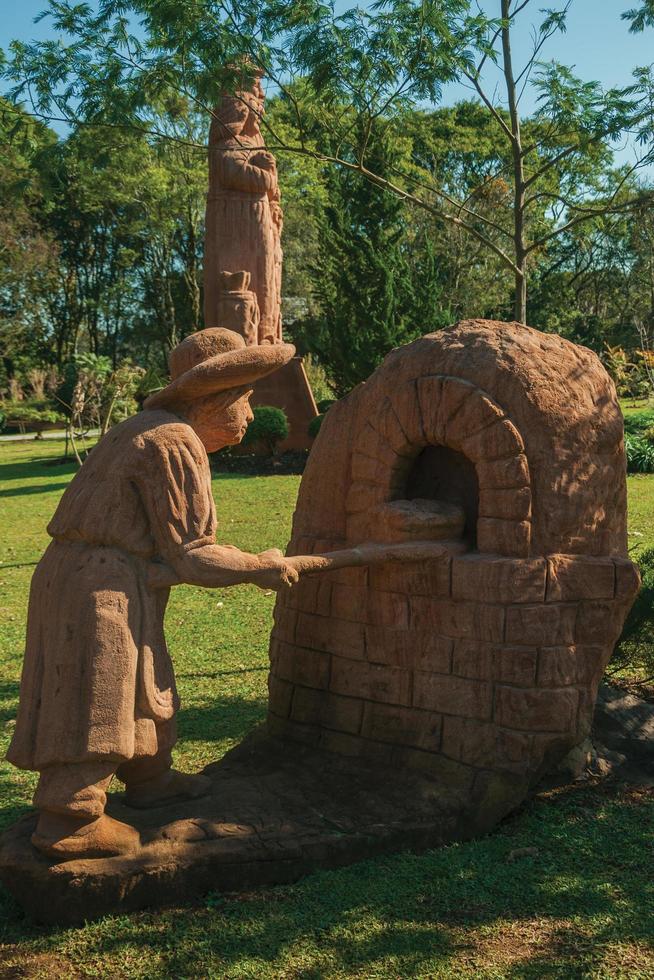 nova petropolis, brasil - 20 de julho de 2019. escultura de padeiro e forno em um jardim nas pedras do parque de esculturas perto de nova petropolis. uma adorável cidade rural fundada por imigrantes alemães. foto