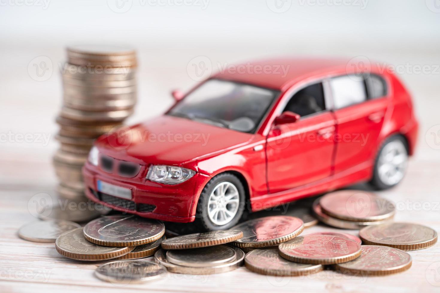 carro na pilha de moedas. conceitos de tempo de empréstimo, finanças, economia de dinheiro, seguro e leasing de carro. foto