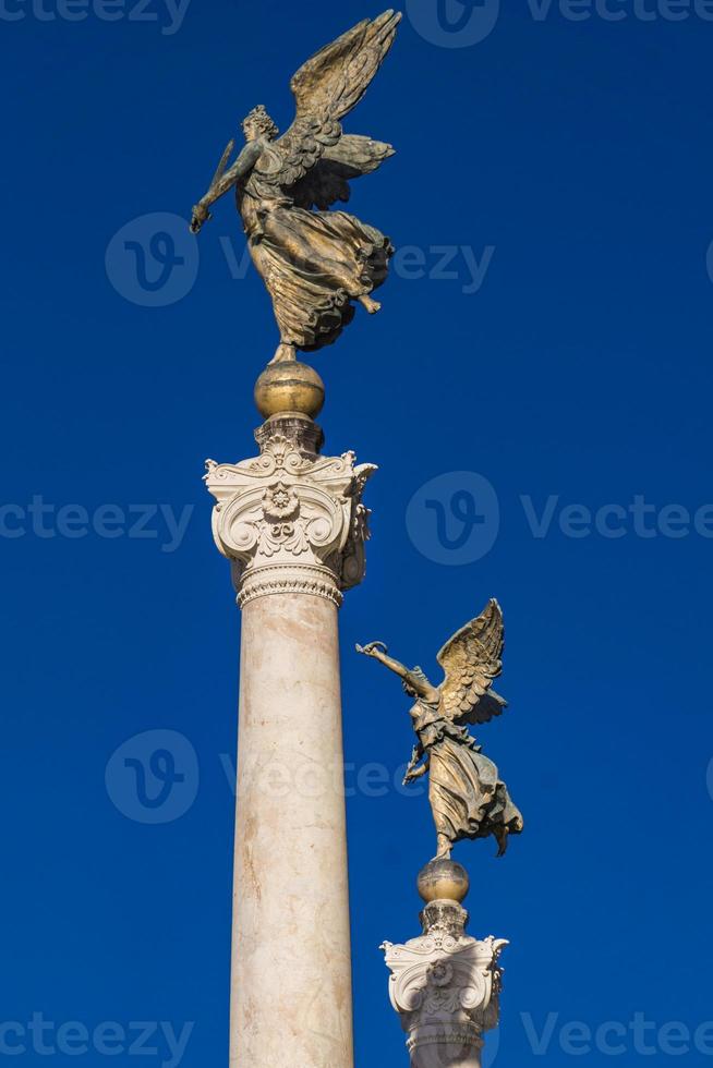 estátua de vittoria alata no altar da pátria em roma foto