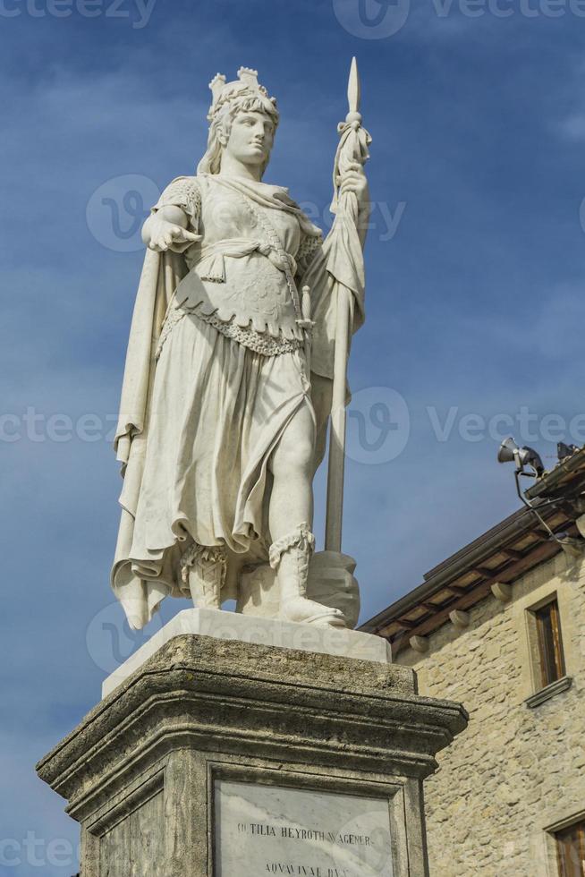 estátua da liberdade em frente ao palácio público em san marino foto