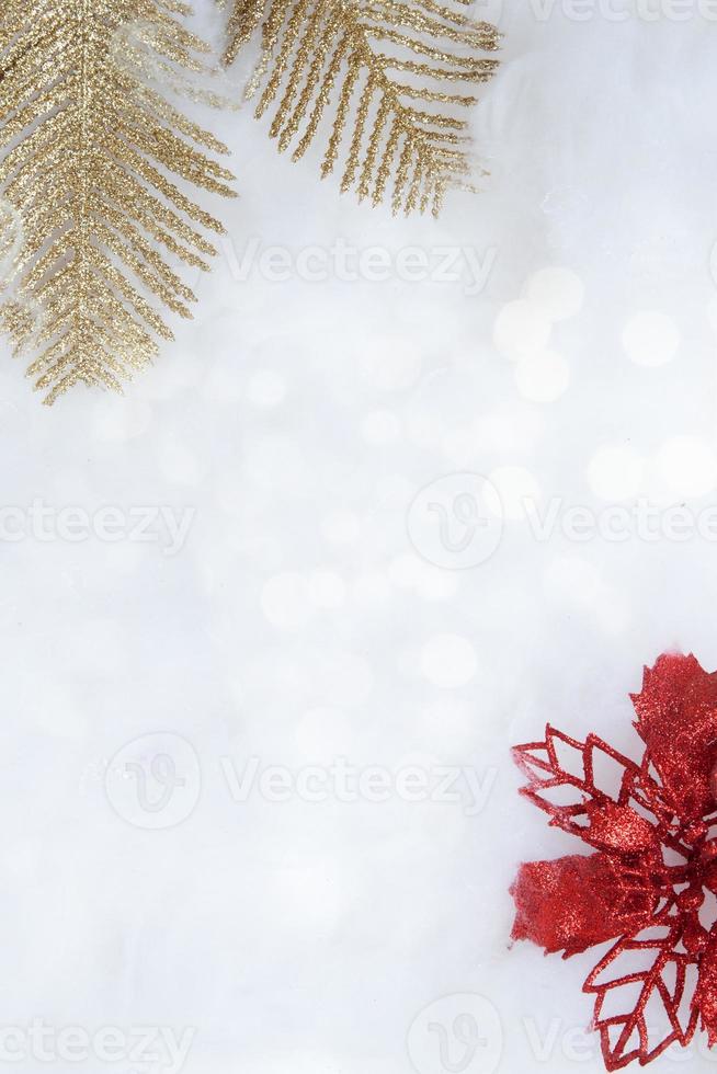 fundo vertical de inverno com ramos dourados e poinsétia vermelha em glitter e bokeh com espaço de cópia fundo de natal e ano novo foto