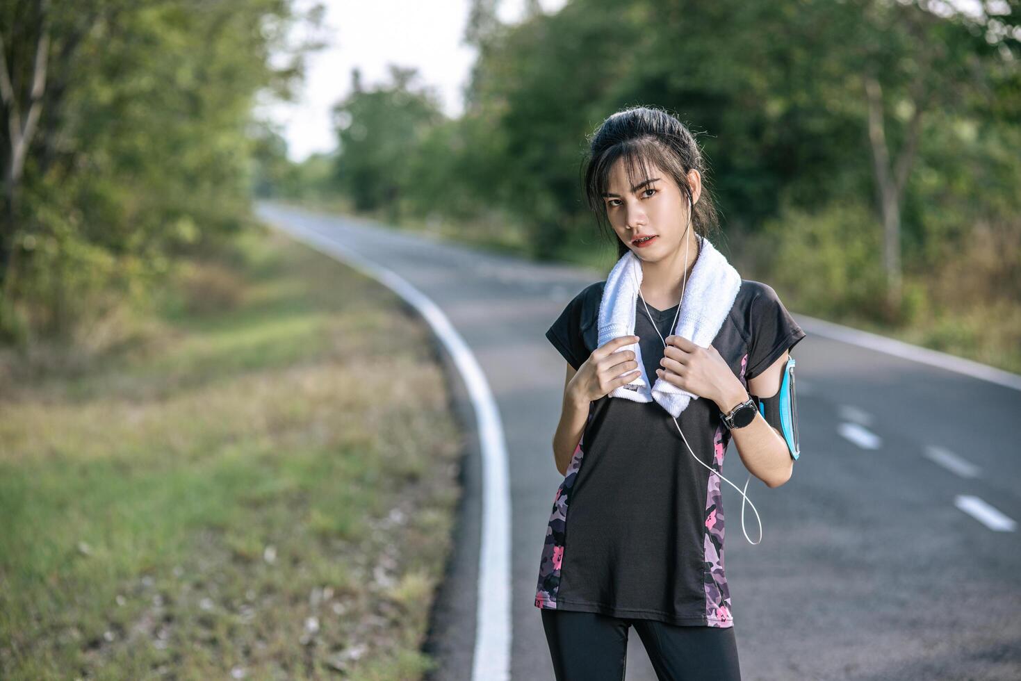 mulher em pé relaxar após o exercício. foto