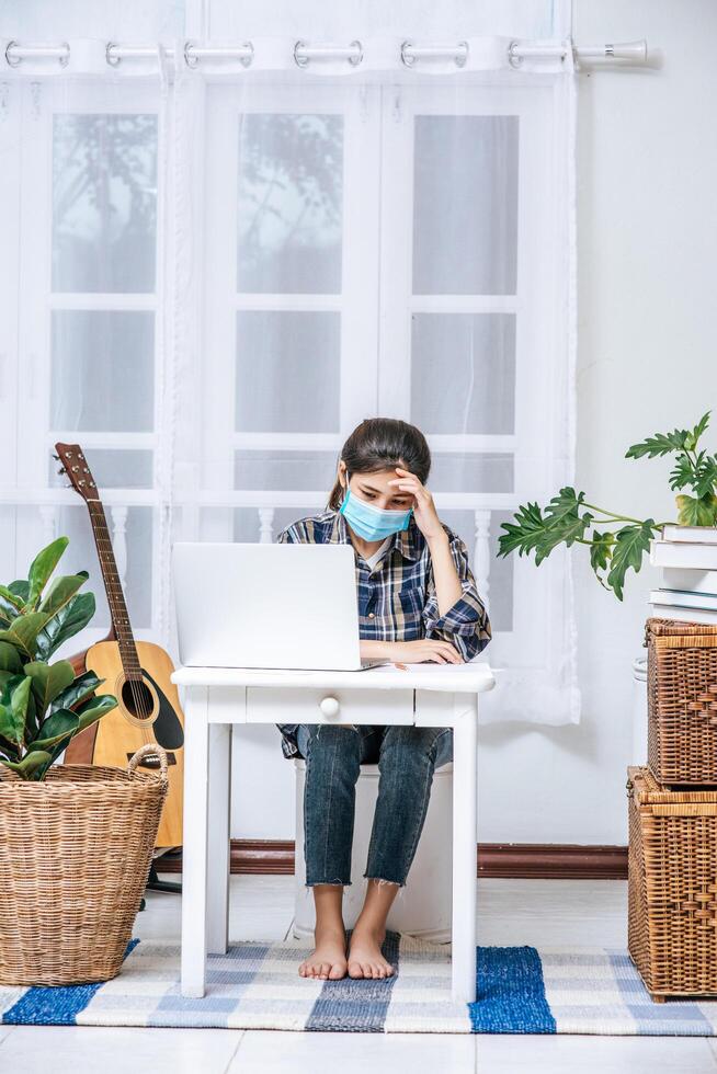 as mulheres usam um laptop em suas mesas e ficam estressadas. foto