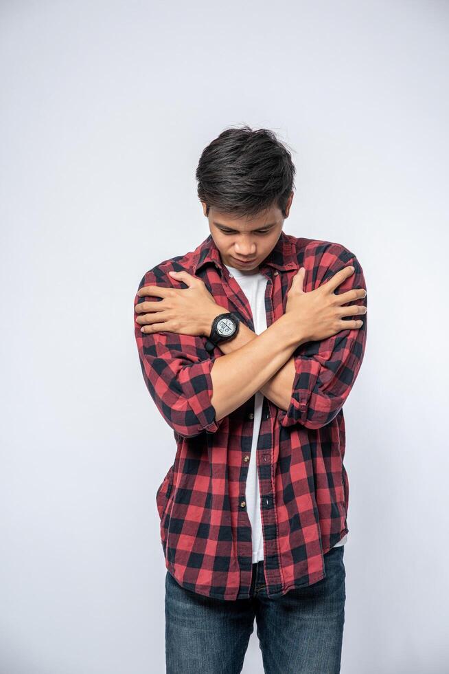 um homem com camisas listradas adoeceu e cruzou os braços. foto