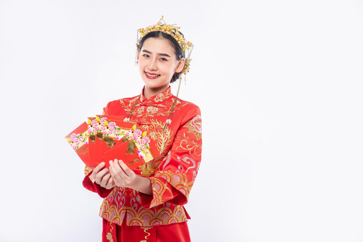 mulher usa terno cheongsam sorri para receber dinheiro de presente do chefe no ano novo chinês foto