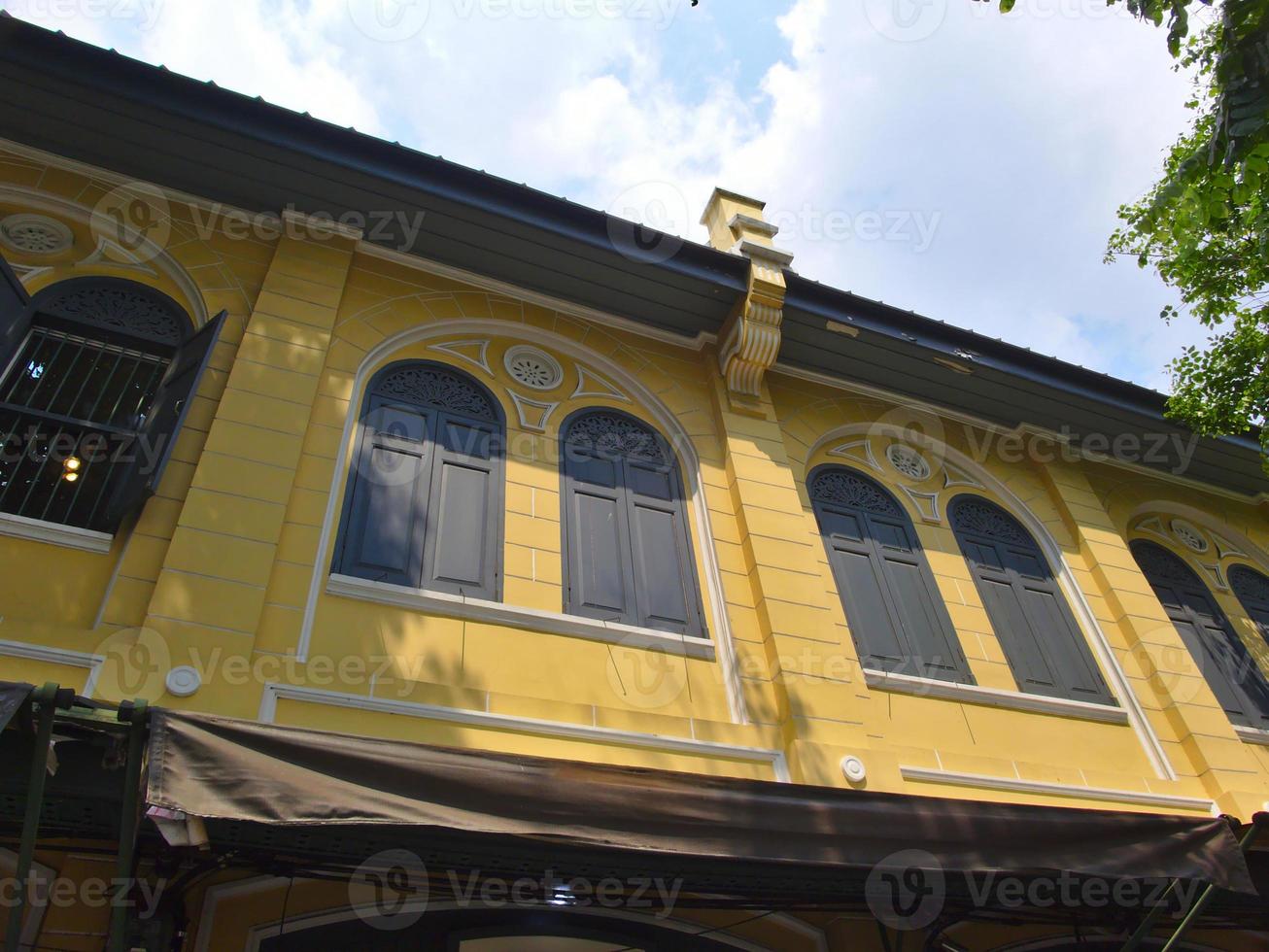 o prédio está localizado no grande palácio de wat phra kaew da tailândia. foto