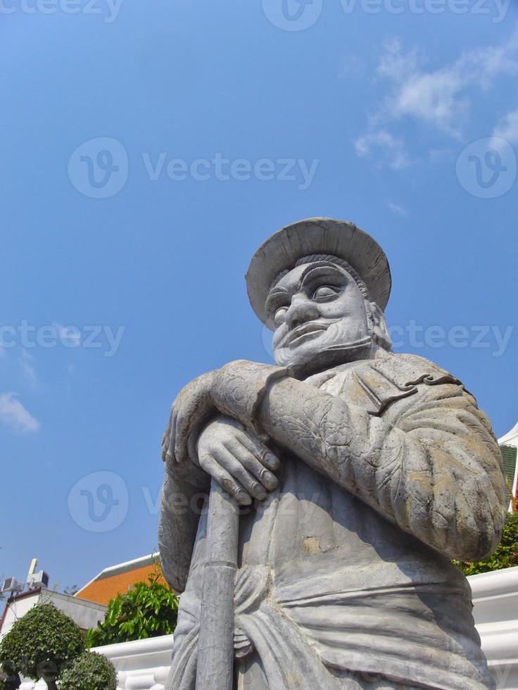 estátua de pedra em wat phra chetuphonwat pho da tailândia. foto