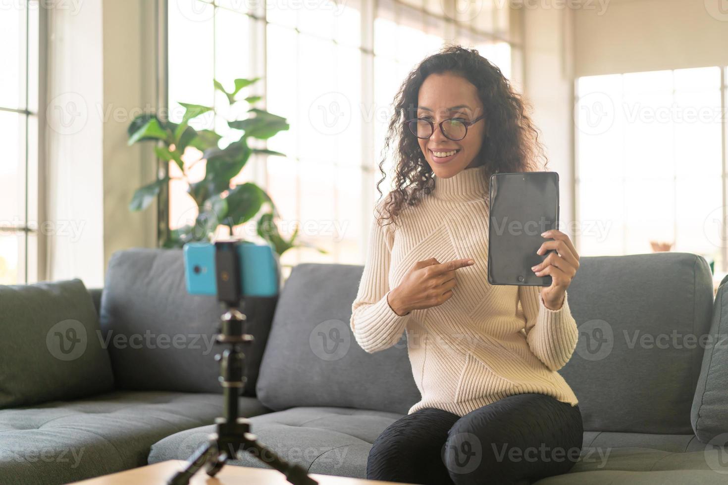 influenciadora mulher latina gravando vídeo e falando com a câmera para blog foto