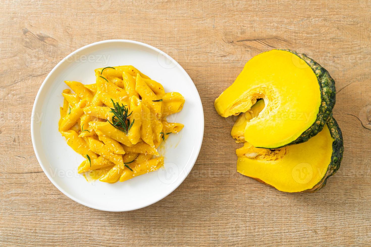 macarrão penne com molho cremoso de abóbora com abóbora foto