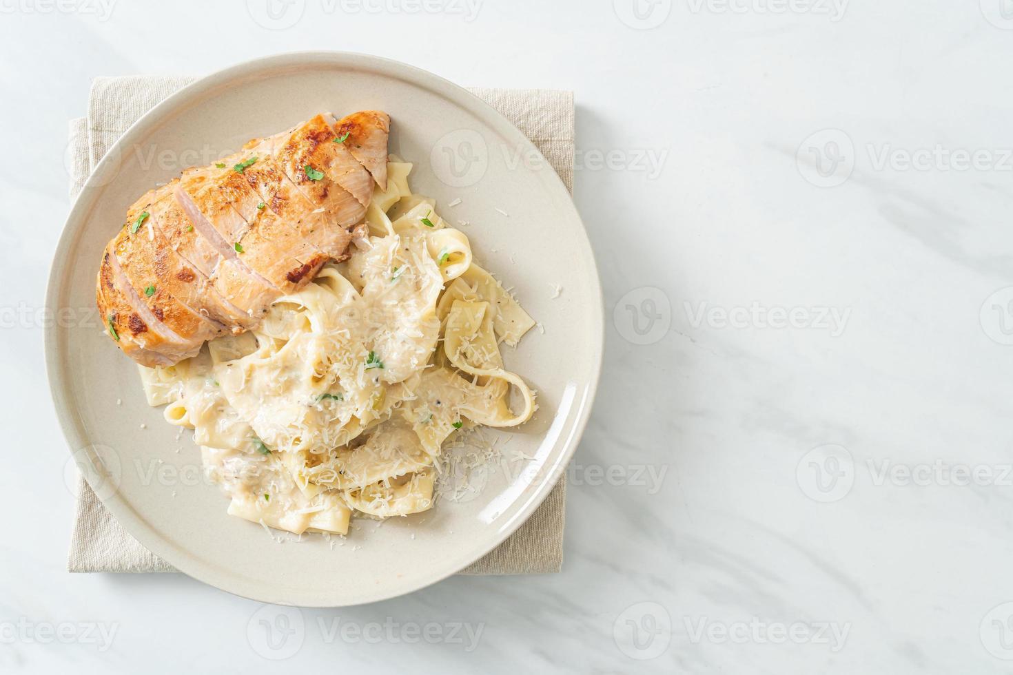 macarrão fettucine com molho cremoso branco com frango grelhado foto