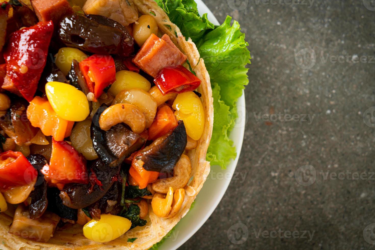 mexa frita misturada com frutas chinesas e nozes foto