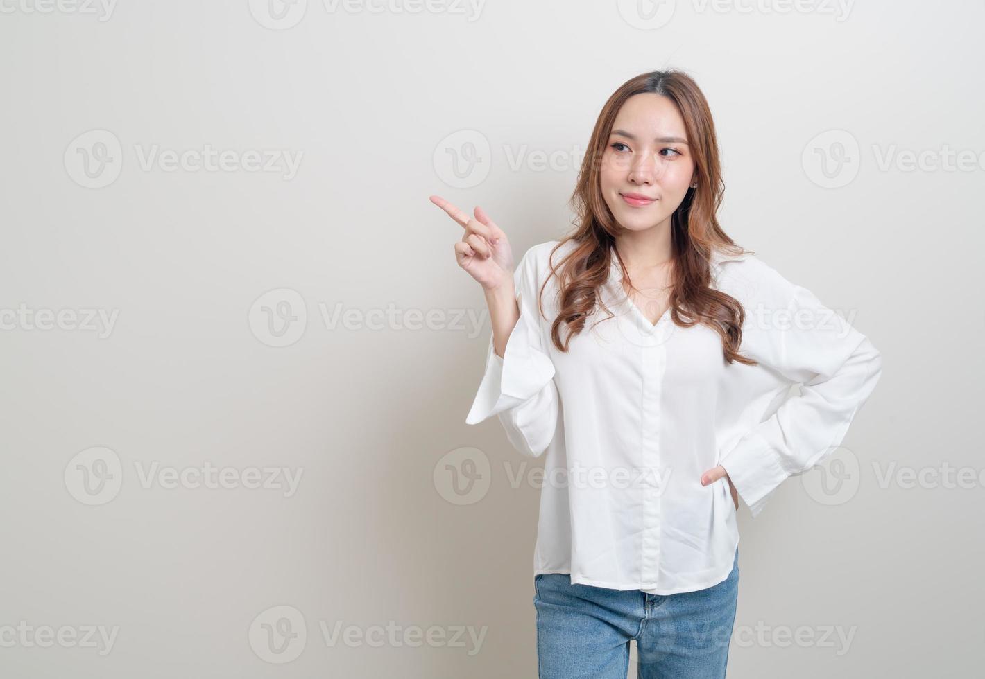 retrato de mulher bonita com a mão apresentando ou apontando foto