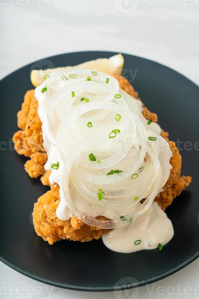 frango com cebola da neve ou frango frito com molho cremoso de cebola foto