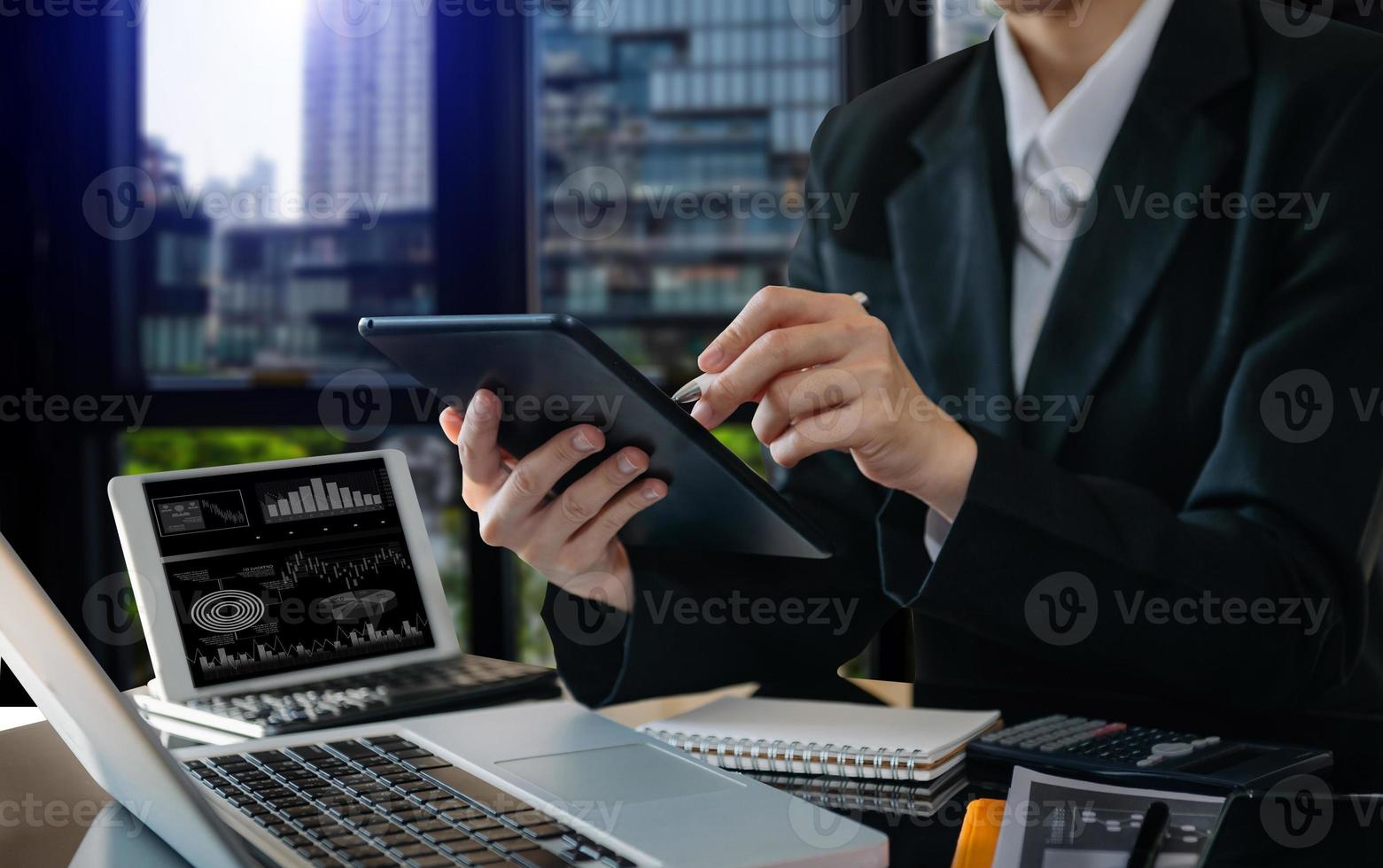 mão de mulher de negócios trabalhando com um novo computador moderno e escrevendo no diagrama de estratégia do bloco de notas foto