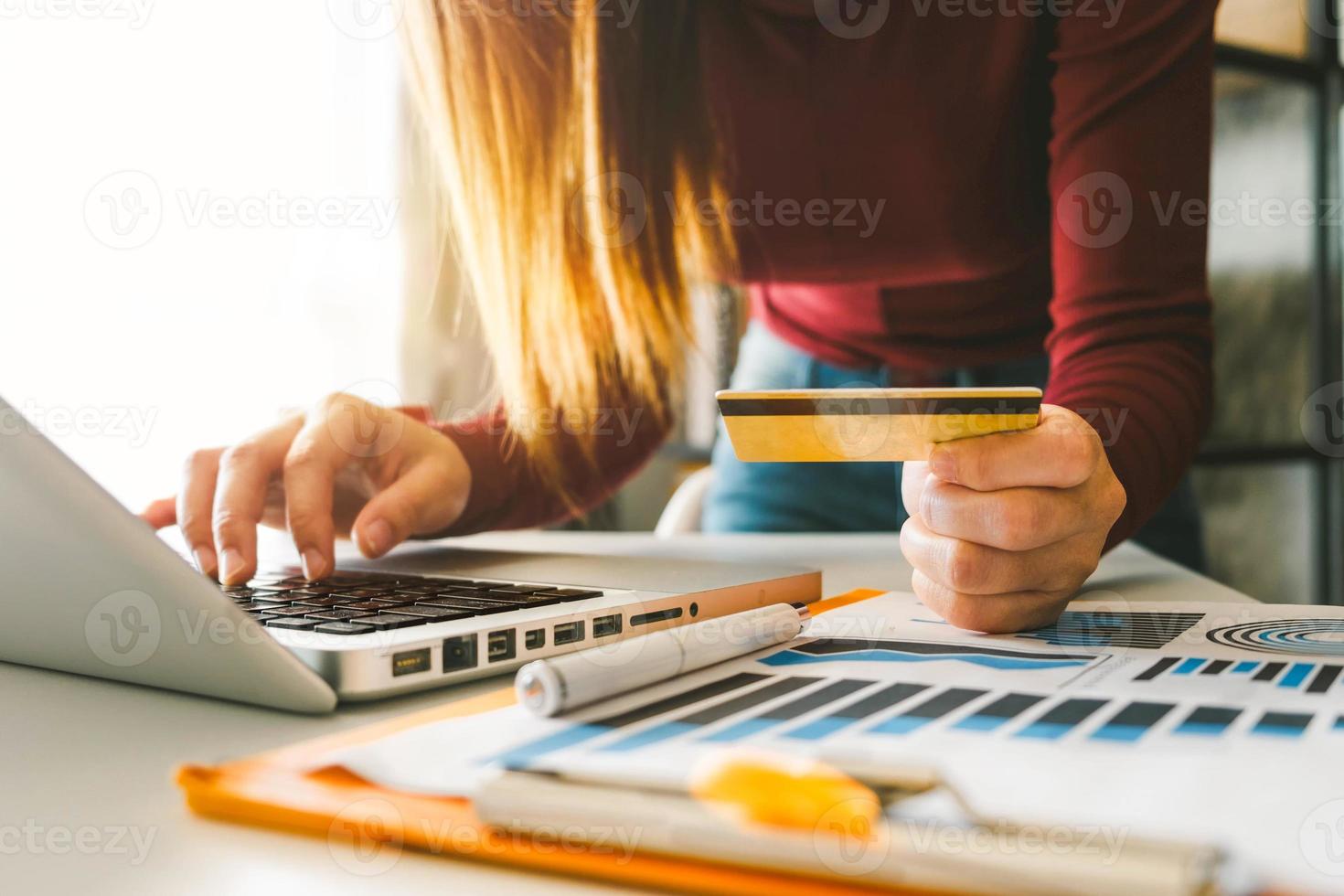 mulher de negócios com as mãos segurando um cartão de crédito foto