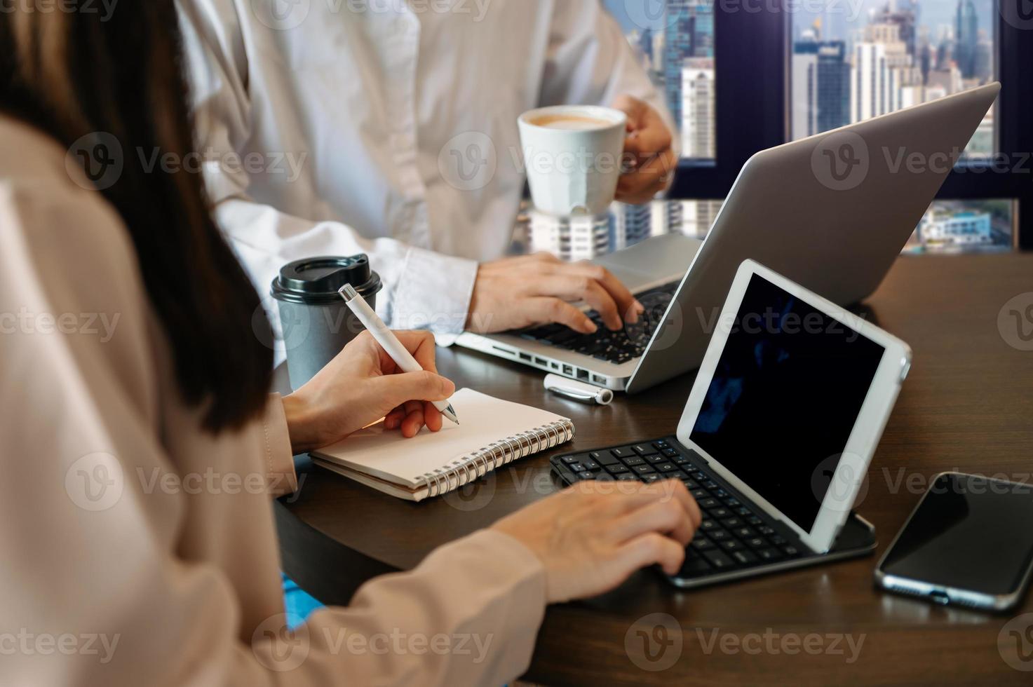 conceito de pessoas do trabalho em equipe. equipe de colegas de trabalho fazendo grande discussão de negócios. homem de negócios falando com parceiros. foto