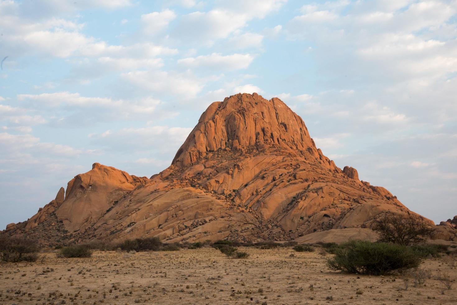 bela montanha de pedra em damaraland. luz da manhã, algumas nuvens, nenhuma pessoa. namibia foto