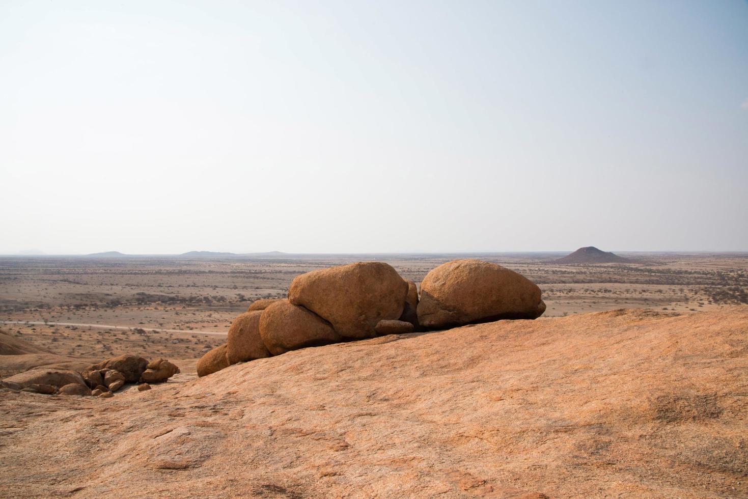 bela paisagem com uma história geológica interessante. grandes arenitos. damaraland, namibia foto