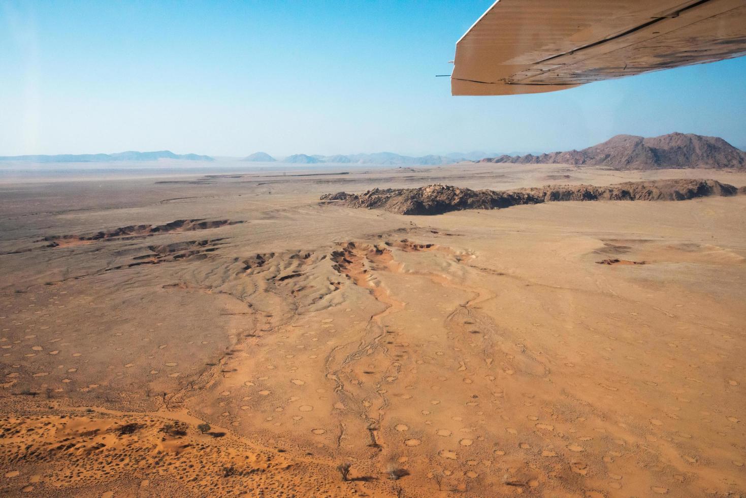 belas paisagens de um avião no deserto do namibe. círculos de fadas. foto