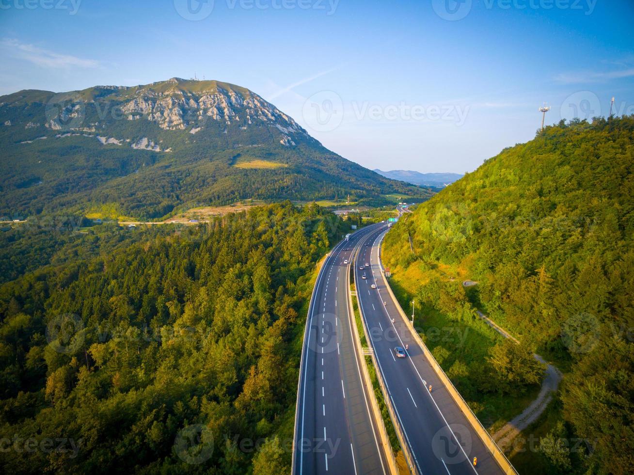 estrada rodoviária aérea nas montanhas foto