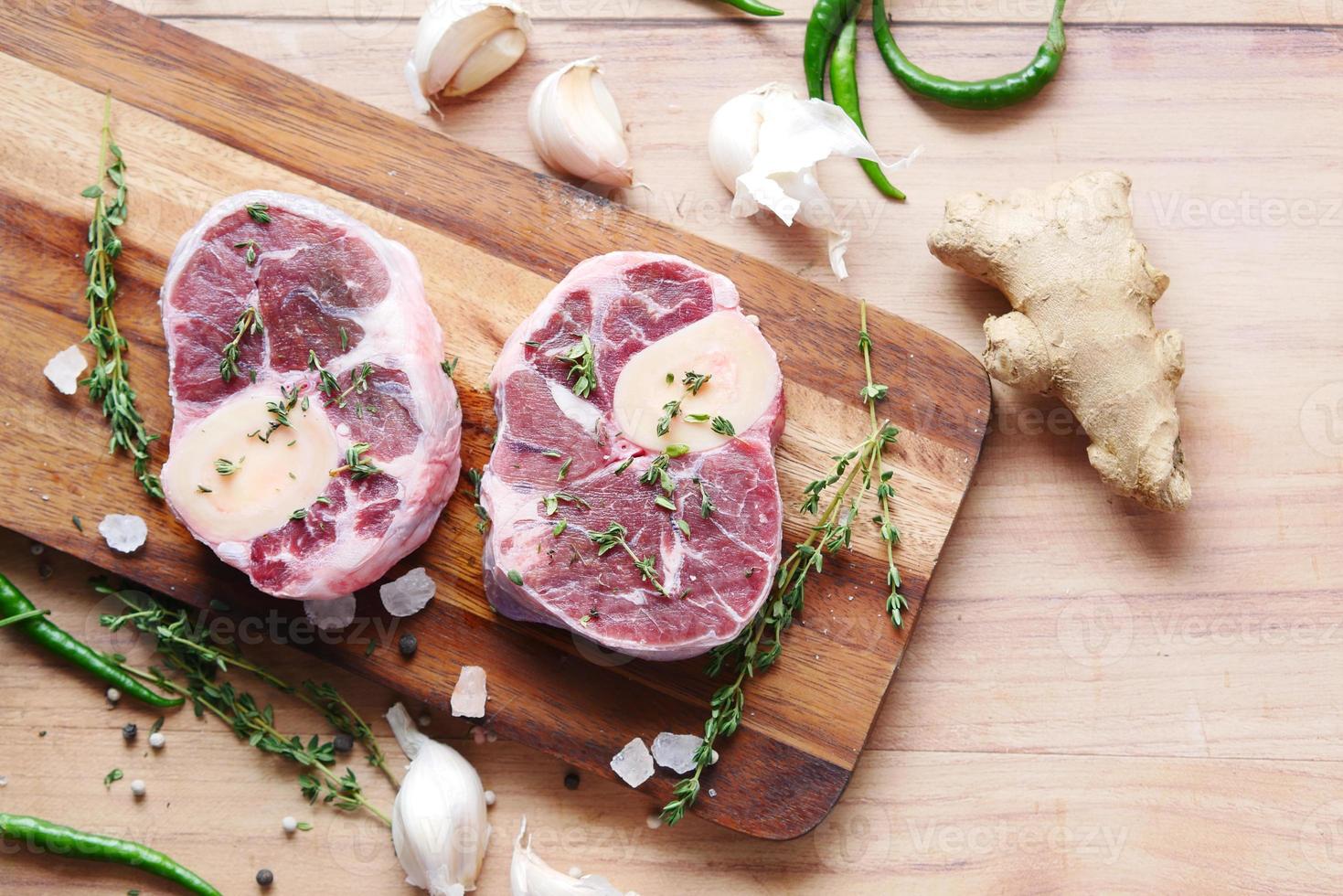 close-up de carne crua em uma tábua em uma tábua de cortar foto