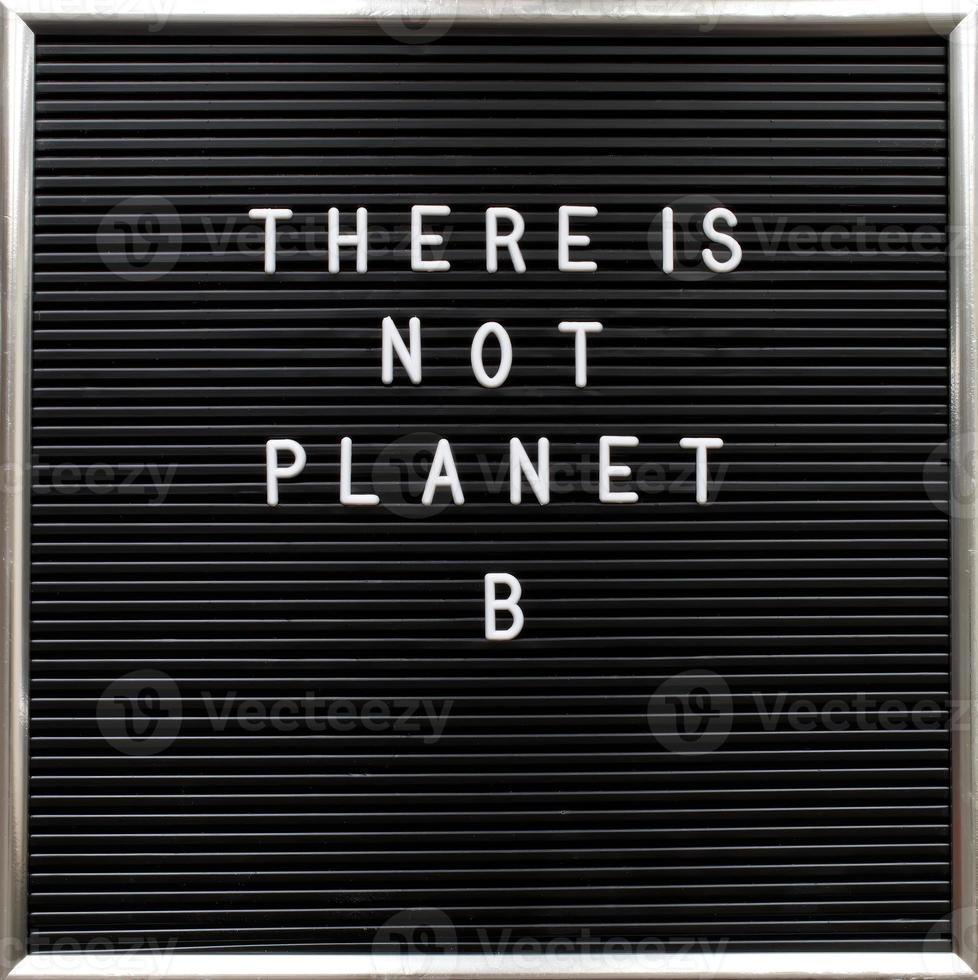 não há citação do planeta b em papel timbrado com letras de plástico branco. alerta para aquecimento global e mudanças climáticas foto